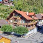 4-Familienhaus mit Restaurant und Sonnenterrasse.
